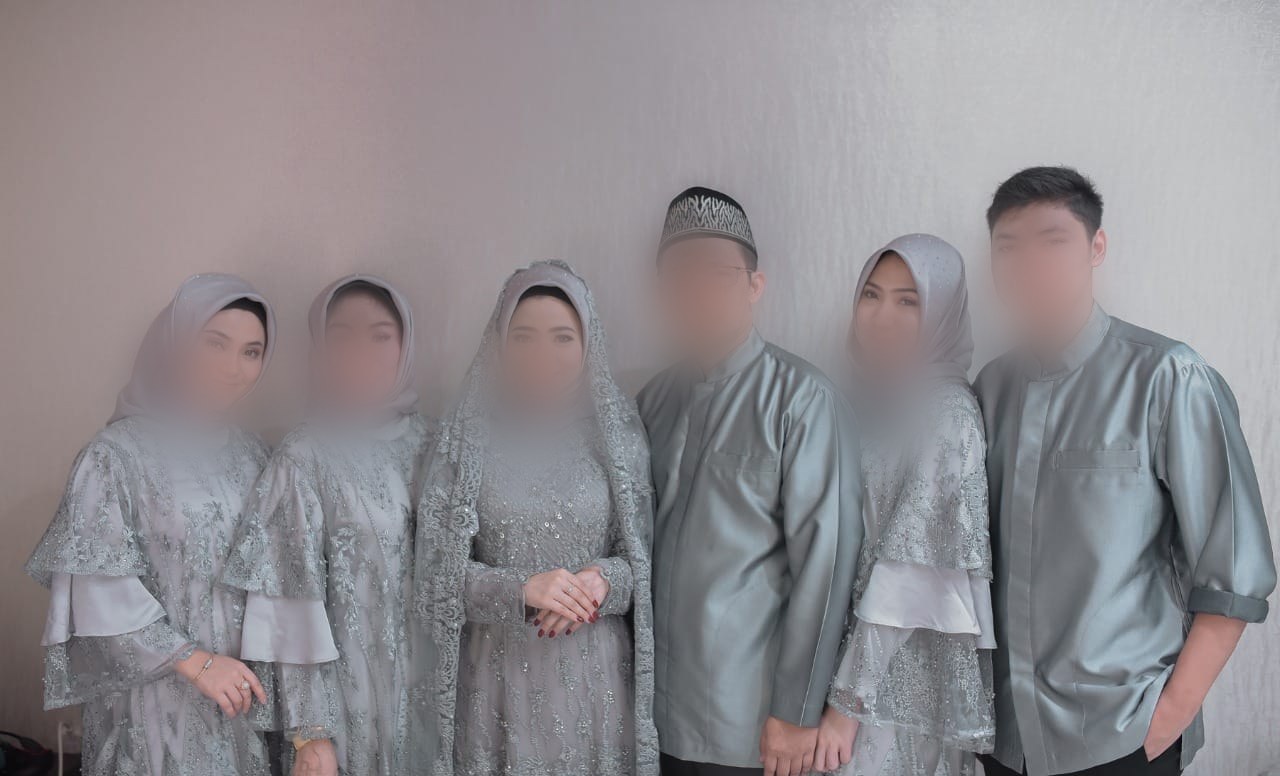 Keluarga besar mengenakan seragam serasi Benli
